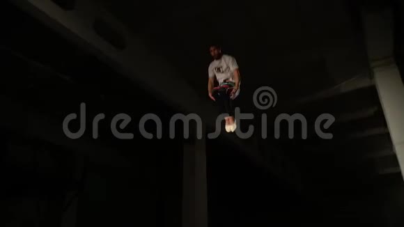 大胡子男人在空中翻筋斗在蹦床上跳视频的预览图