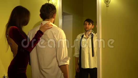 吸血鬼拥抱一个穿着西装站在镜子旁边的男人视频的预览图