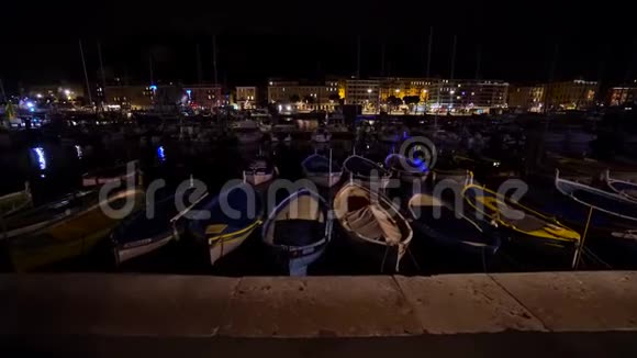 夜间在尼斯港的小船视频的预览图