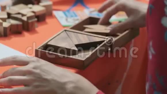 女人正在组合木制拼图视频的预览图