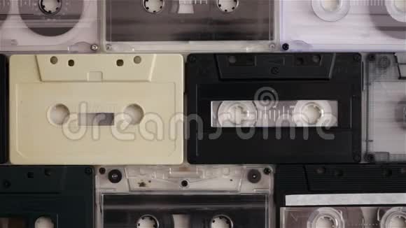 桌子上的复古音乐小型盒式磁带从上往下看视频的预览图