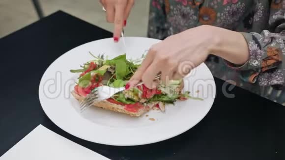 用刀叉吃的白盘三明治视频的预览图