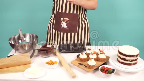 熟练的糖果师添加配料准备面团烘焙蛋糕视频的预览图