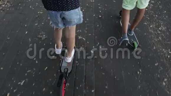 女孩和男孩在户外骑滑板车视频的预览图