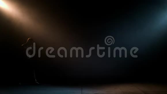 拳击手在黑暗的房间里做影子拳击体格健壮的人会打拳景观照明视频的预览图