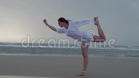印度洋海岸的瑜伽课程4K视频的预览图