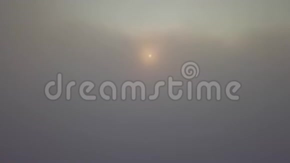 清晨喀尔巴阡山在云山和山上鸟瞰雾状日出视频的预览图