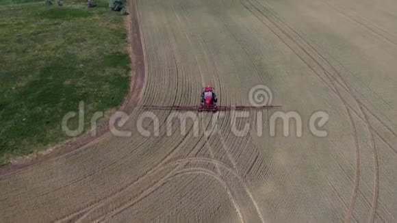 自驱喷雾器穿过麦田的空中镜头视频的预览图