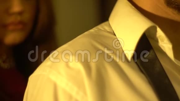 一个美丽的女人走近一个穿着白色衬衫的男人从背后拥抱他慢动作视频的预览图