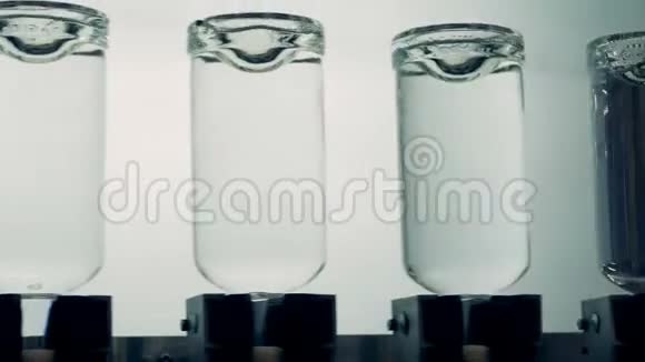 完整的瓶子被倒置在一个轻的背景上4K视频的预览图