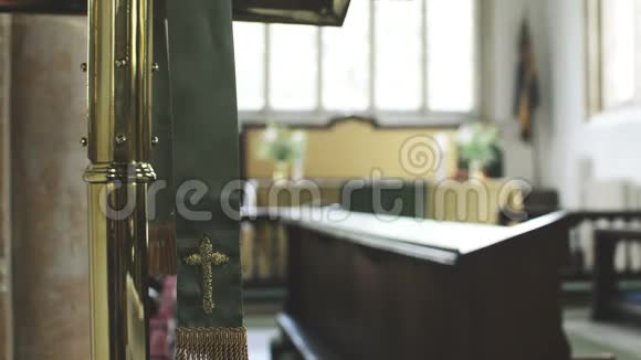 教堂祭坛背景下绣布的特写视频的预览图