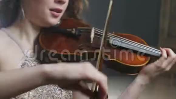 小提琴手在爱乐演奏弦乐器演奏经典音乐视频的预览图
