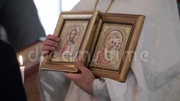 萨因特彼得斯伯格俄罗斯2018年7月20日教堂内有图标的牧师视频的预览图