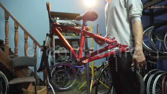 年轻的马哈尼手在自行车上固定踏板特写视频的预览图