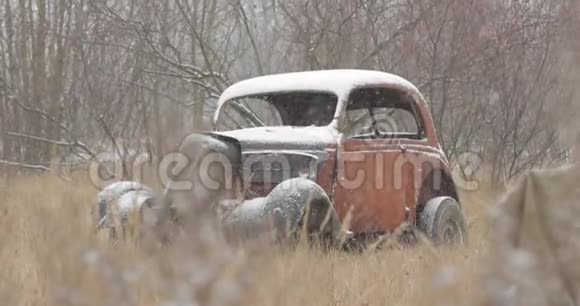 第二次世界大战期间被遗弃在一片秋田里的旧碎碎锈车视频的预览图