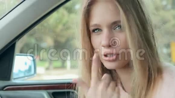 在车里震惊的女人视频的预览图
