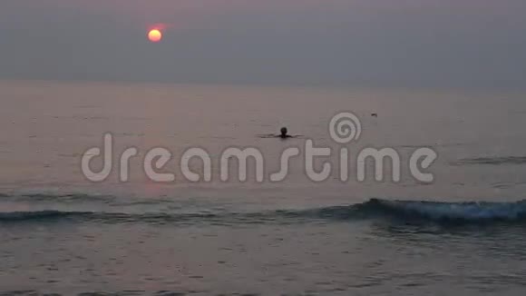 日出时在海里洗澡视频的预览图