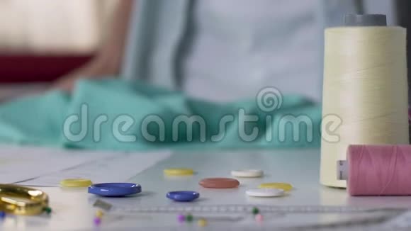 家庭主妇为家庭缝制手工枕头测量蓝色织物休闲视频的预览图