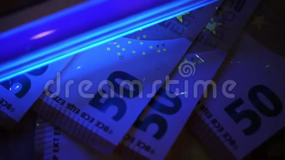 伪造货币侦查用紫外线照射欧元钞票视频的预览图