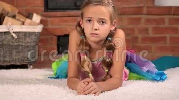 地板上不开心的小女孩视频的预览图