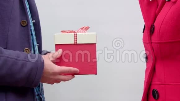 礼品盒从手到手转移视频的预览图