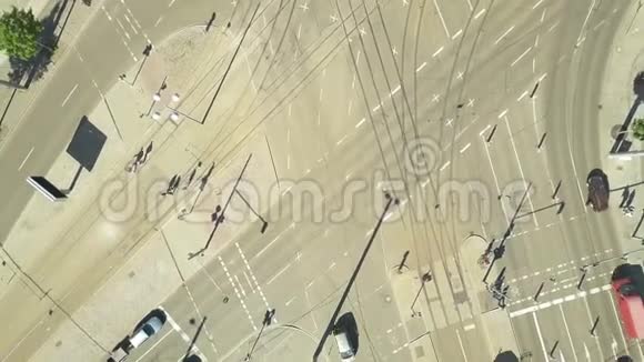 莱比锡主要城市街道交叉口的高空俯视图视频的预览图