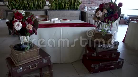 配有婚礼装饰的宴会厅一个装有花在手提箱上的留声机视频的预览图