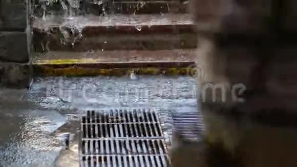 雨水从台阶上倾泻而下进入沼泽视频的预览图