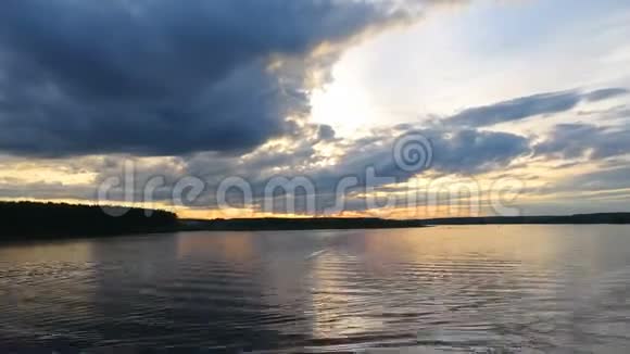 伏尔加河的日落视频的预览图