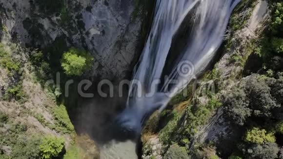 飞越意大利蒂沃利瀑布的空中飞行晴天国家公园的瀑布视频的预览图