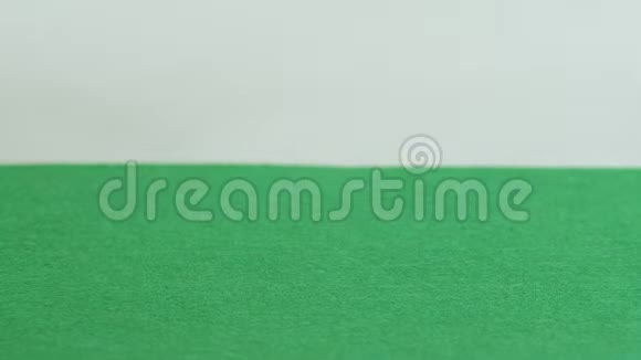 两个木制筷子用于日本食物蘸并在绿色背景上举起一个足球特写镜头浅的景深视频的预览图