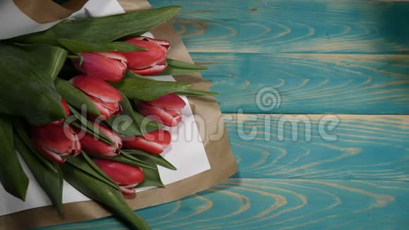 在木桌上看到一张爱情短信和郁金香花束恋爱关系的概念情人节视频的预览图