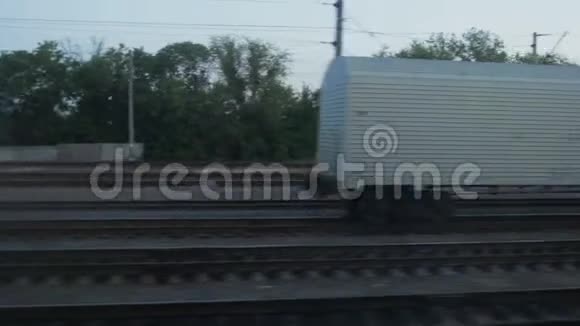从火车窗口看一辆白色货车站在铁路上视频的预览图