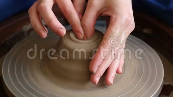 创造罐子或花瓶的粘土女人的手波特的轮子视频的预览图