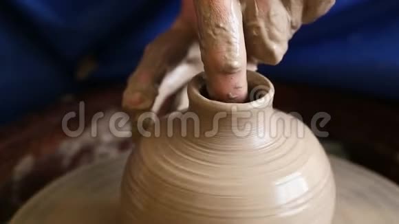 创造罐子或花瓶的粘土女人的手波特的轮子视频的预览图