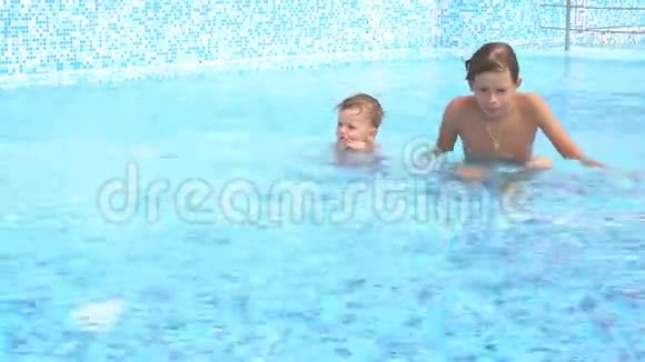 在度假村游泳的男孩视频的预览图