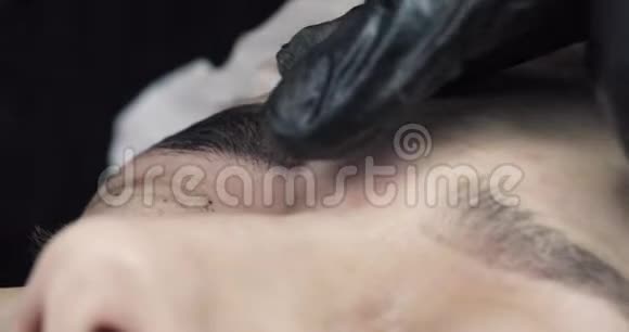 掌握在黑色手套填充形状的眉毛绘制在皮肤上的模型视频的预览图