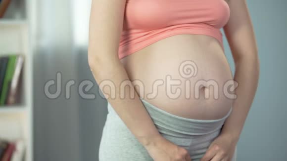 孕妇戒烟戒掉坏习惯关心宝宝健康视频的预览图