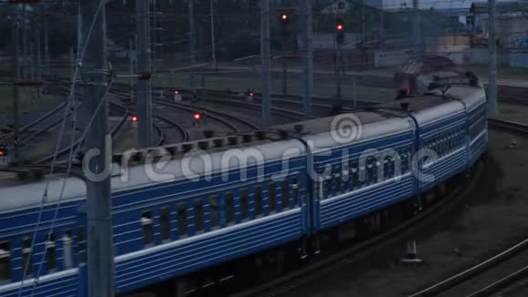 旅客列车在铁路上转弯视频的预览图
