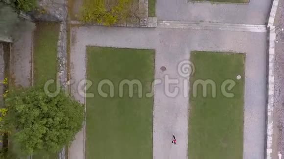 鸟瞰年轻运动女子在公园里奔跑视频的预览图