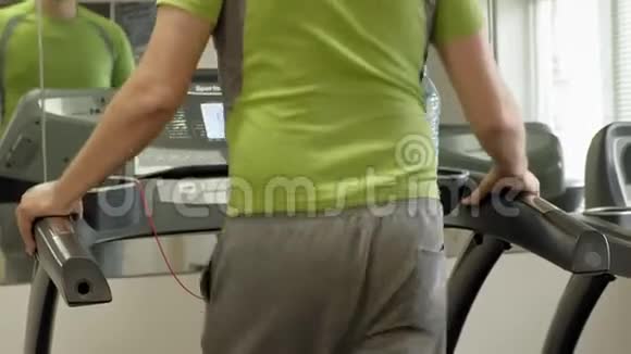 在健身房跑步机上超重的人健身健康生活方式视频的预览图