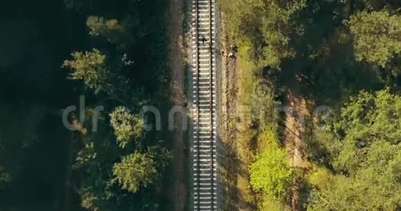 人在火车轨道上奔跑的无人机顶景图人生理念永无止境的旅程追逐梦想幸存下来视频的预览图