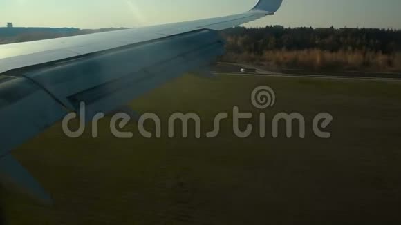 部署在飞机上减速降落的Spoilers视频的预览图