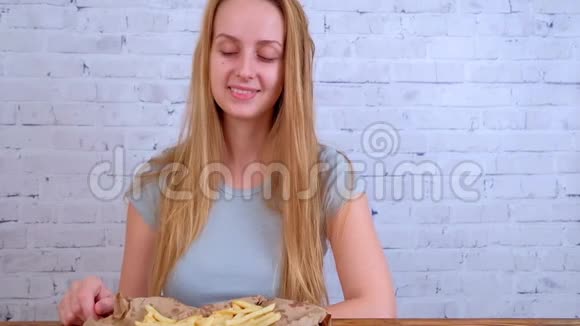 女孩吃薯条微笑视频的预览图