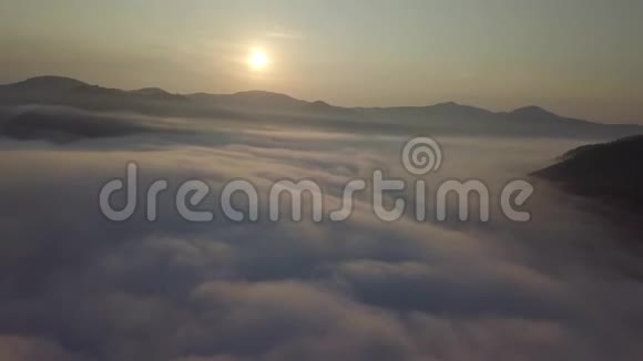 清晨喀尔巴阡山在云山和山上鸟瞰雾状日出视频的预览图