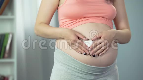 孕妇捧出心形纪念品幸福妈妈对宝宝的爱视频的预览图