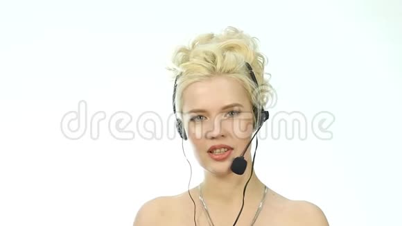 笑的女人在求助热线上交谈耳机电话营销积极的女性呼叫中心代理人在工作慢动作视频的预览图