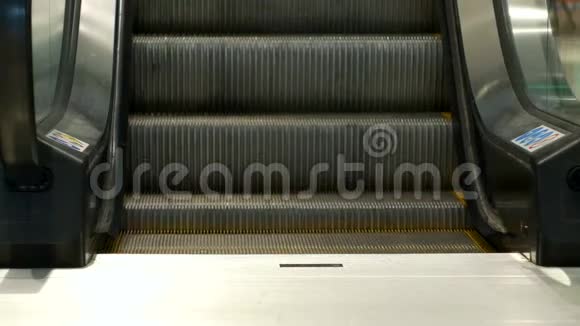 现代自动扶梯近景台阶移动楼梯视频的预览图