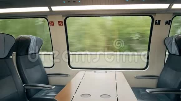 一级车厢在移动高速列车视频的预览图