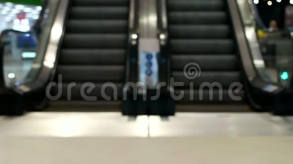 商场里的自动扶梯特写模糊移动的楼梯视频的预览图